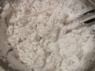 2、水晶蒸饺,木薯粉跟澄粉加到一起搅匀，加入开水慢慢搅、慢慢加，搅到絮状，开始揉