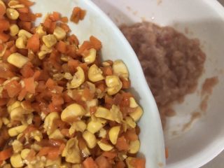 11、水晶蒸饺,加入到瘦肉里，搅匀一下