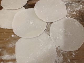 16、水晶蒸饺,然后擀薄