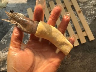 5、酥皮大虾,将虾身裹住酥皮，露出虾头。