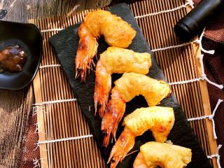 8、酥皮大虾,出炉装盘。