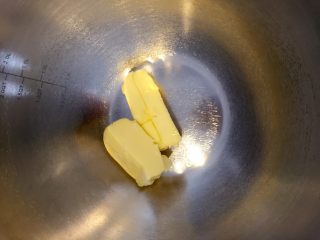 1、“小芽”月饼-适合三岁以上宝宝哦,黄油软化