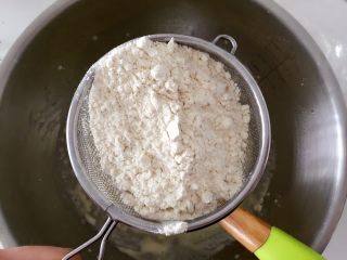 4、“小芽”月饼-适合三岁以上宝宝哦,筛入低筋面粉和高筋面粉