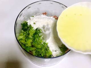 6、宝宝午餐肉,将猪肉，西兰花，面粉，淀粉，糖，少许盐，蛋清放到搅拌机里。