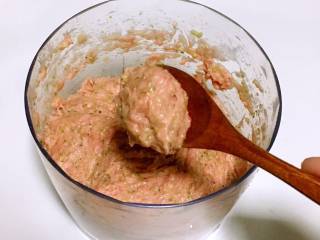 7、宝宝午餐肉,搅拌成细腻的糊，状态是粘稠不易滑落。