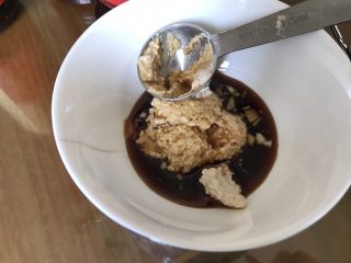 4、五分钟搞定芝麻拌面,加上生抽和米醋，按照你喜欢的味道来调