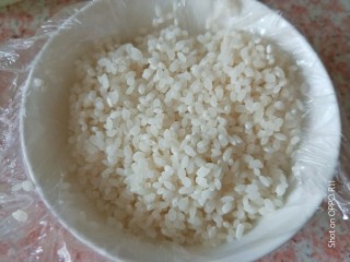 2、什锦瘦肉粥,烧开后拿出前一晚冻好的米下锅（前一晚洗净的米虑干水装保鲜袋放冷冻室）继续煮