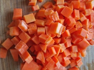 3、什锦瘦肉粥,煮粥的时间准备食材，胡萝卜切叮