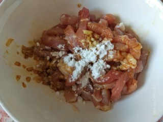 7、什锦瘦肉粥,瘦肉用盐，生抽，姜末和生粉腌一会儿