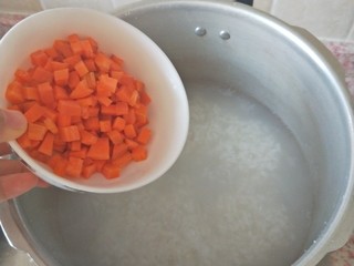 9、什锦瘦肉粥,煮好的白粥加入胡萝卜叮