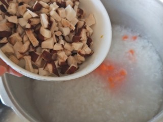 10、什锦瘦肉粥,加入香菇