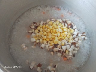 11、什锦瘦肉粥,加入玉米粒