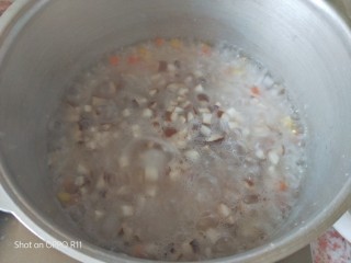 12、什锦瘦肉粥,搅拌一下以免糊锅，咕噜咕噜让他们翻滚吧