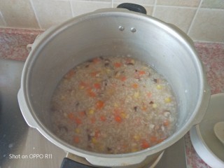 14、什锦瘦肉粥,然后加瘦肉煮两三分钟