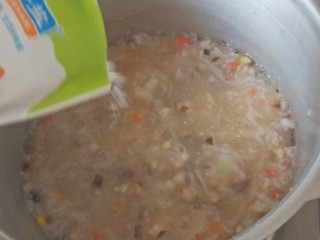 15、什锦瘦肉粥,然后加适量盐调味，也可加适量生抽