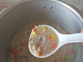 16、什锦瘦肉粥,粥就煮好了，不稀不稠，看着就想喝呢，如果加蔬菜时有点干了可以加开水