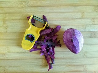 2、宝贝开口笑之紫薯夹心酱饼干,紫薯削皮