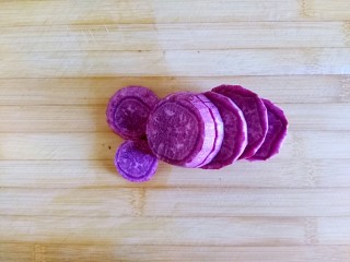 3、宝贝开口笑之紫薯夹心酱饼干,切块