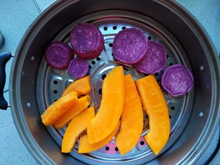 4、宝贝开口笑之紫薯夹心酱饼干,上蒸锅蒸熟（顺便蒸点南瓜做南瓜饼当午餐）