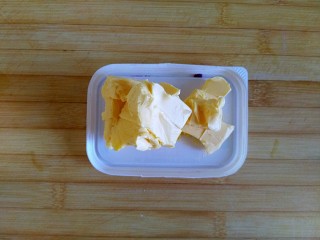 5、宝贝开口笑之紫薯夹心酱饼干,黄油切快入室温软化