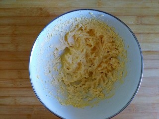 8、宝贝开口笑之紫薯夹心酱饼干,用电动打蛋器打发