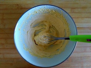 10、宝贝开口笑之紫薯夹心酱饼干,打蛋器搅拌均匀