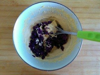 12、宝贝开口笑之紫薯夹心酱饼干,把紫薯泥放入黄油里