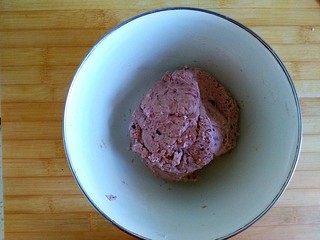 15、宝贝开口笑之紫薯夹心酱饼干,刮刀切拌成团