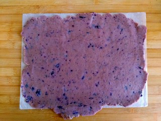 17、宝贝开口笑之紫薯夹心酱饼干,面板放油纸把面团擀成厚片