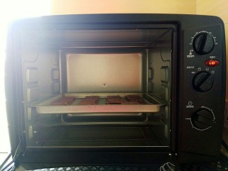 22、宝贝开口笑之紫薯夹心酱饼干,烤箱中层，上下火170度25分钟，再转148度5分钟（根据自己家烤箱调节温度）