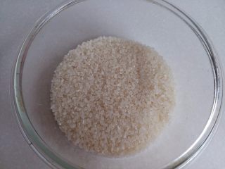 1、海鲜粥,东北大米淘洗干净后用水浸泡20分钟