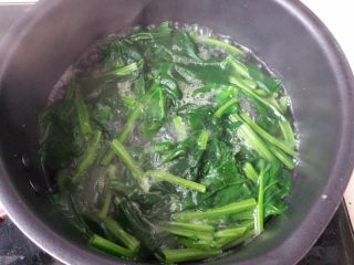 4、海鲜粥,切段后放入锅中焯一下，去掉菠菜里面的草酸