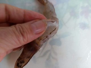 7、海鲜粥,取出里面的虾线