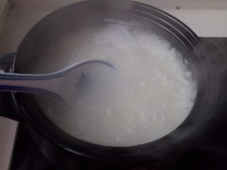 8、海鲜粥,开始煮粥大火烧开转小火，用勺子勤搅动防止糊底