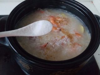 10、海鲜粥,放入盐调味