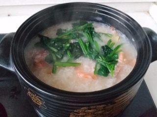 11、海鲜粥,将焯过的菠菜放入锅中