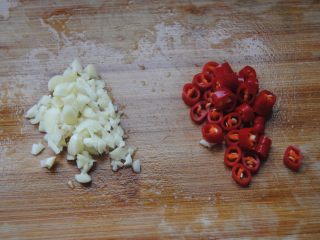 3、酸辣藕片,准备好蒜末和红辣椒段