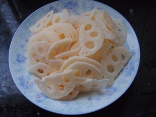 4、酸辣藕片,莲藕切薄片，过一遍水去掉多余的淀粉