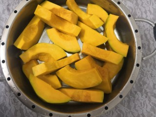 5、牛奶南瓜羹,把南瓜块，放入蒸盒