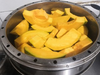 6、牛奶南瓜羹,锅中加水，把蒸盒，放入蒸锅