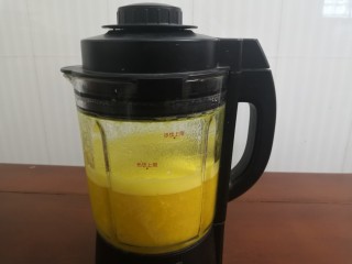 9、牛奶南瓜羹,把凉凉的南瓜和牛奶，倒入料理机，放入蜂蜜，搅打细腻