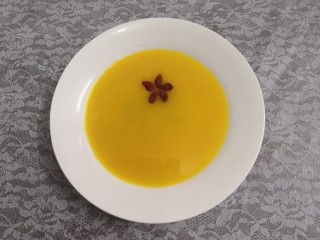 10、牛奶南瓜羹,把搅打细腻的南瓜糊，倒入碗中，点缀上枸杞