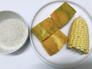 1、玉米南瓜粥,准备大米，南瓜，玉米