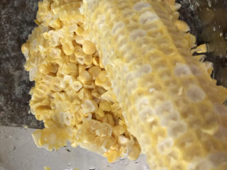 3、玉米南瓜粥,玉米用刀削成粒