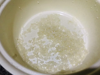 5、玉米南瓜粥,锅中放入洗干净的大米