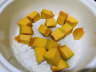 6、玉米南瓜粥,加入南瓜