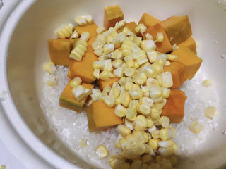 7、玉米南瓜粥,加入玉米粒