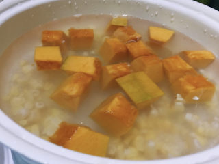 8、玉米南瓜粥,放上适量的水