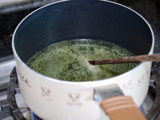 11、茄汁排骨烧虎皮蛋,另起一锅，倒入油，用筷子测试油温(筷子周围冒泡，油温即可)