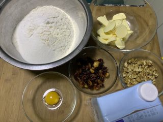 1、英式司康饼,将所有的材料准备好。1、黄油切块，室温软化 2、所有粉类过筛混合，细砂糖，盐混合到粉类中 3、果干，核桃粒、牛奶或鲜奶油、蛋黄等